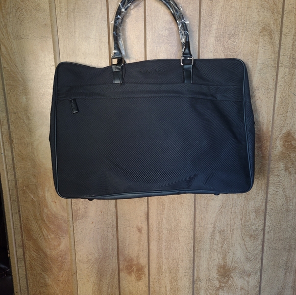 BRAND NEW!!! CALVIN KLEIN BLACK DUFFLE CARRY ON. - Picture 2 of 8